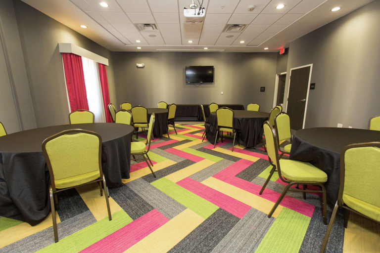Public Area 2, Hampton Inn Mustang, Canadian