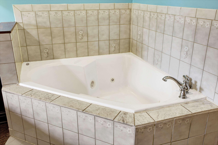 Bathroom 4, Super 8 by Wyndham Heath/Newark, Licking