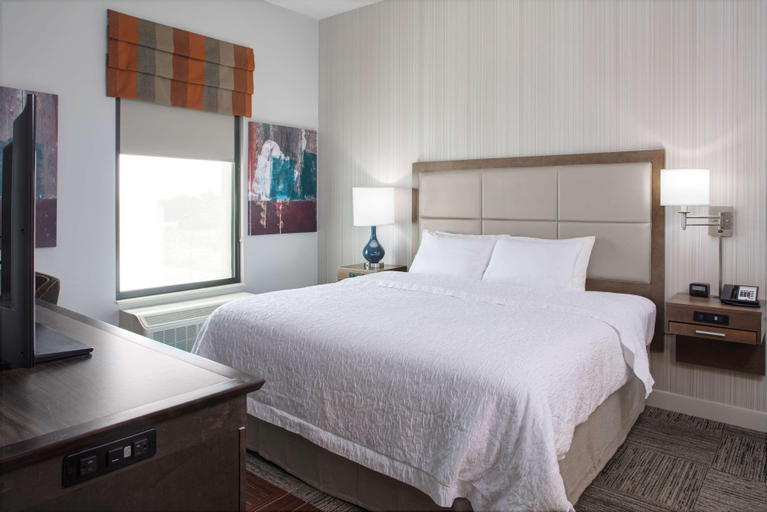 Bedroom 3, Hampton Inn & Suites Pittsburg Kansas Crossing, Crawford