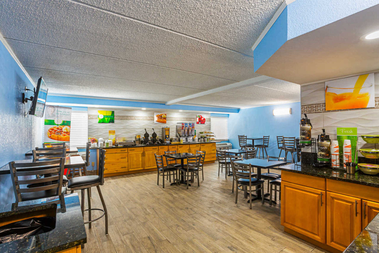 Food & Drinks 5, Quality Inn & Suites Six Flags Area, Fulton