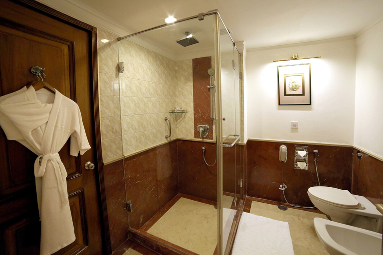 Bathroom 5, Jaypee Palace, Agra