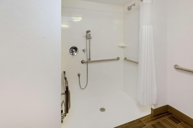 Bathroom 4, Hampton Inn & Suites Morgantown Univ. Town Centre, Monongalia