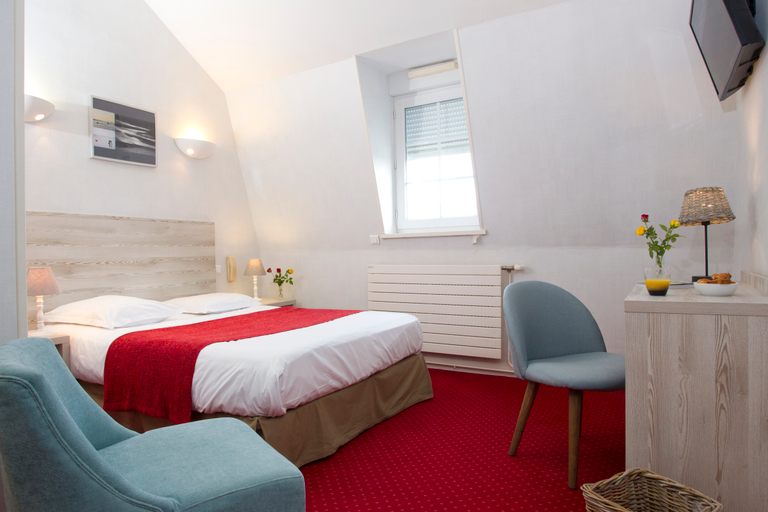 Bedroom 2, Hotel du Port et des Bains, Somme