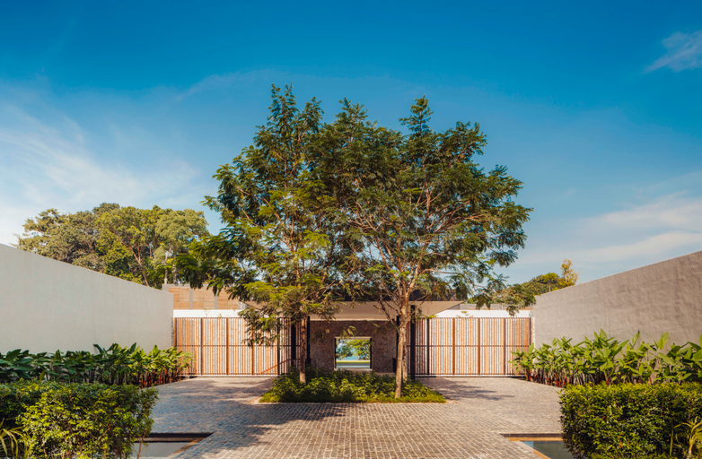 Exterior & Views
