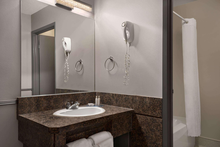 Bathroom 4, Travelodge by Wyndham Brandon, Division No. 7