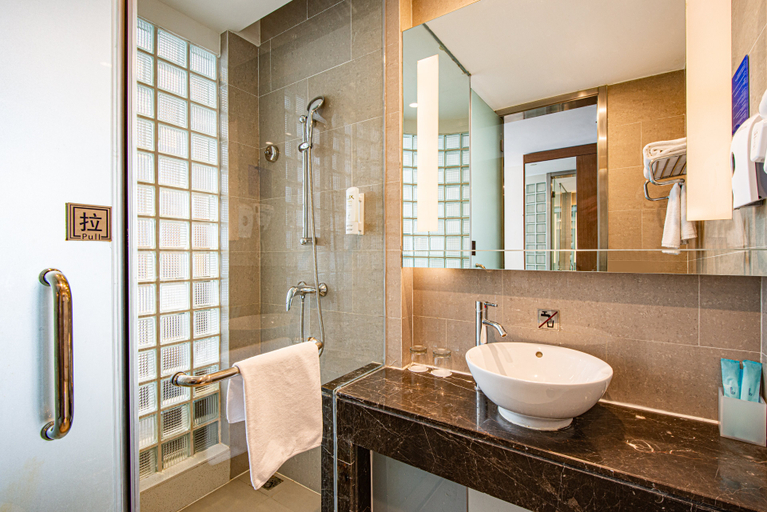 Bathroom 5, Holiday Inn Express Weihai Hi-Tech Zone by IHG, Weihai