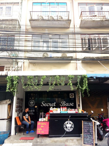 Cafe And Bar Secret Base, Phra Khanong