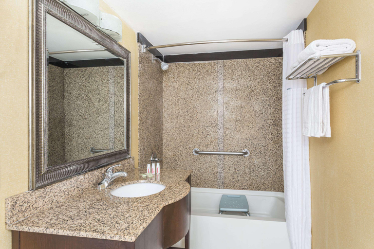 Bathroom 4, Super 8 by Wyndham Phoenix Downtown, Maricopa