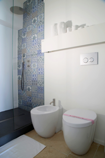 Bathroom 5, Santa Maria 24, Bari