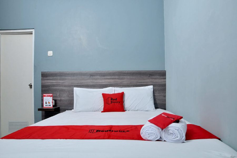 Bedroom 5, RedDoorz Plus near RS Harapan Kita, West Jakarta