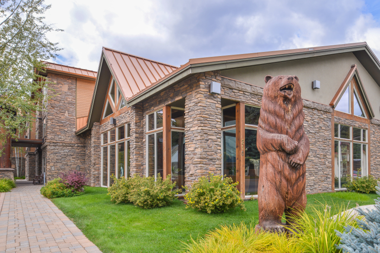 Exterior & Views