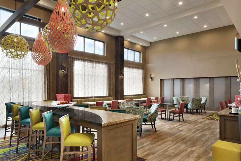 Food & Drinks 5, Hampton Inn & Suites St. Louis/Alton, Madison