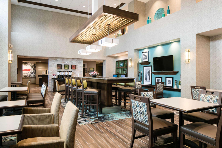 Food & Drinks 5, Hampton Inn And Suites Hudson, Saint Croix