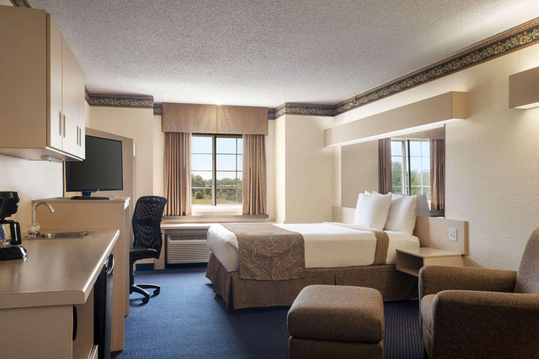 Bedroom 4, Travelodge by Wyndham Fort Scott, Bourbon
