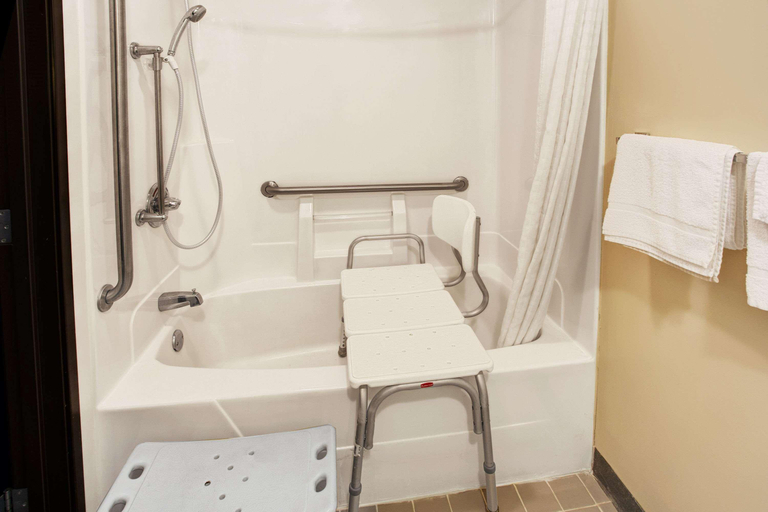 Bathroom 4, Super 8 by Wyndham Heath/Newark, Licking