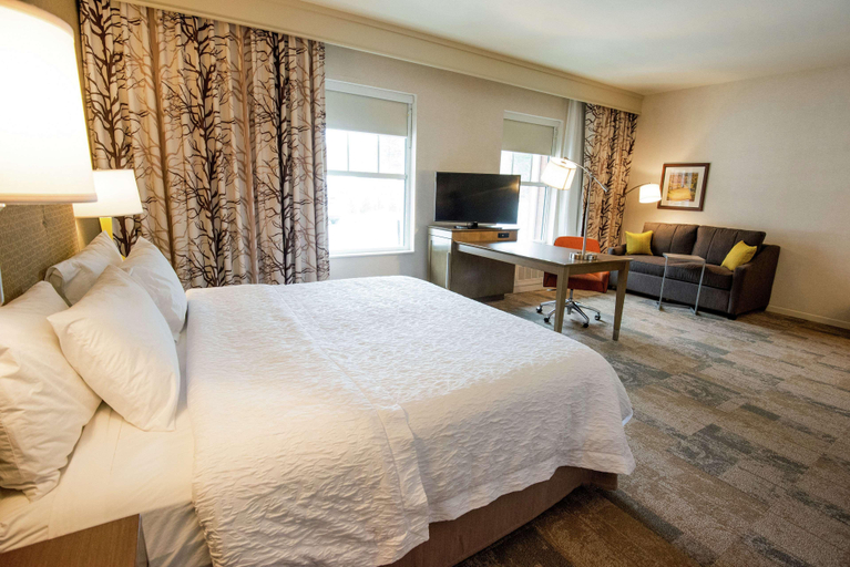 Bedroom 4, Hampton Inn & Suites Manchester, Bennington