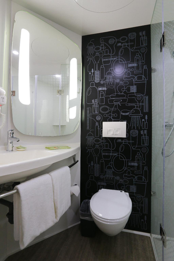 Bathroom, Ibis Hotel (Xiangyuan Road, Zhongche, Qingdao Hi-tech Zone), Qingdao