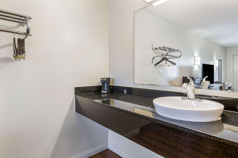 Bathroom 4, Quality Inn & Suites Columbus West, Bartholomew