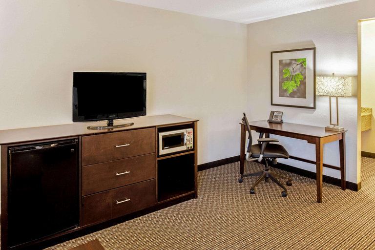 Bedroom 3, La Quinta Inn&Suites by Wyndham Milwaukee Delafiel, Waukesha