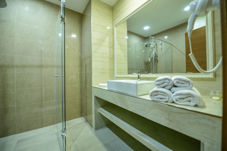 Bathroom 5, Lazaro