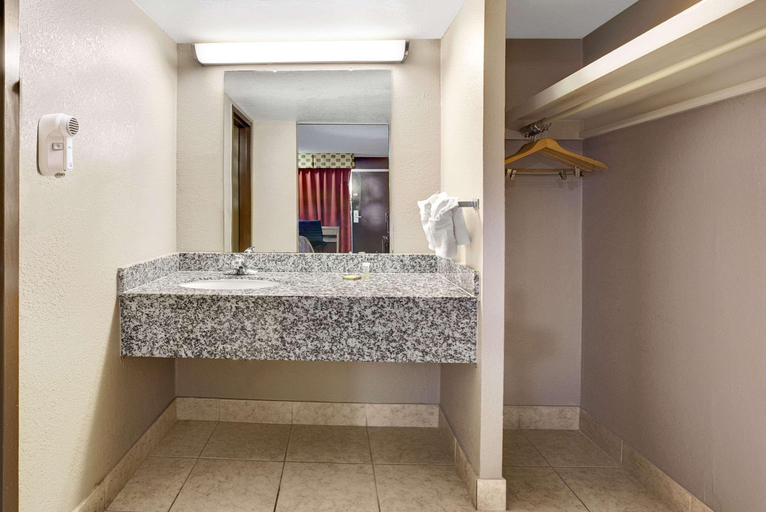 Bathroom 4, Super 8 by Wyndham Norman, Cleveland