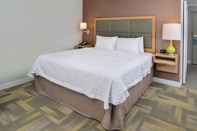 Bedroom 3, Hampton Inn & Suites Altoona Des Moines, Polk