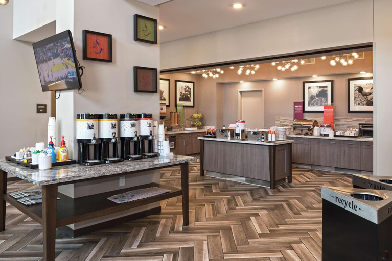 Food & Drinks 5, Hampton Inn & Suites Minneapolis University Area, Hennepin
