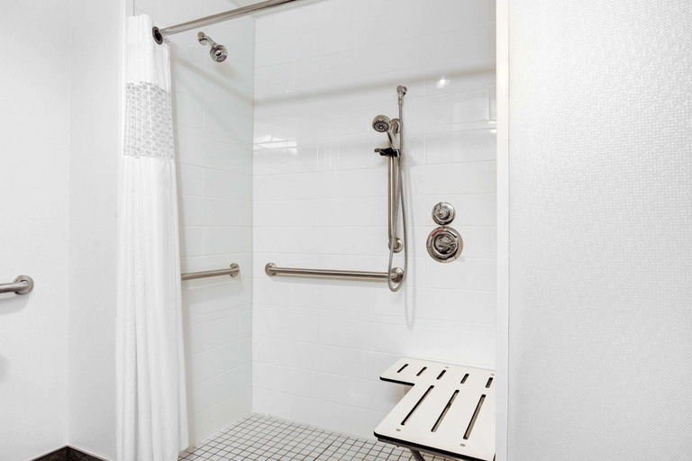 Bathroom 4, Hampton Inn and Suites Manchester, Coffee