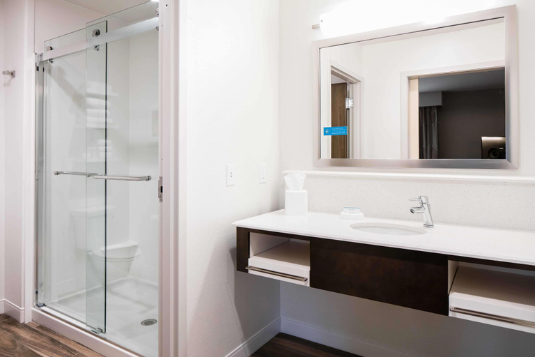 Bathroom 4, Hampton Inn And Suites Hudson, Saint Croix