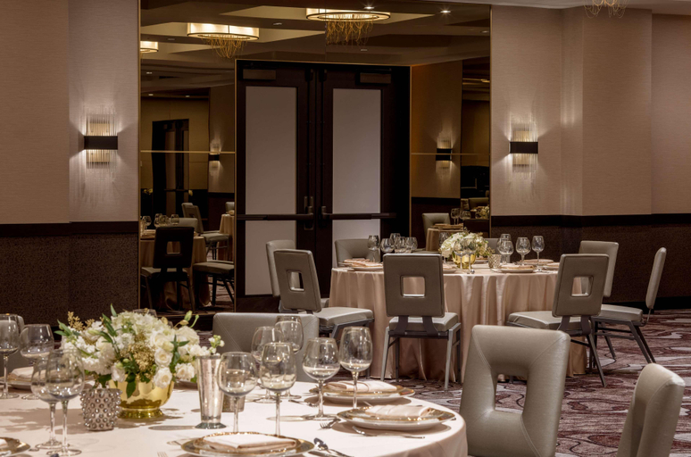Food & Drinks 5, Embassy Suites by Hilton Minneapolis Downtown, Hennepin