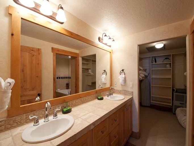 Bathroom 4, Town Pointe B204 3 Bedroom Condo by RedAwning, Summit