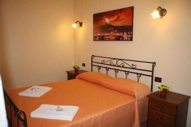 Bedroom 2, B&B Ines, Messina