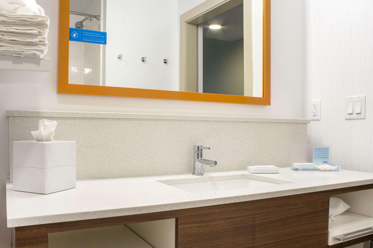 Bathroom 5, Hampton Inn Parker, La Paz
