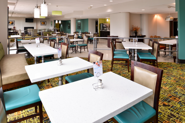 Food & Drinks 5, Elimwood Hotel, a Ramada by Wyndham, Saint Louis
