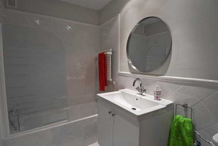 Bathroom 5, Fuencarral Apartments, Madrid