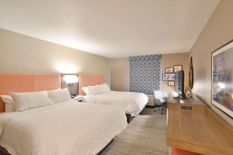 Bedroom 2, Hampton Inn & Suites Menomonie, Dunn