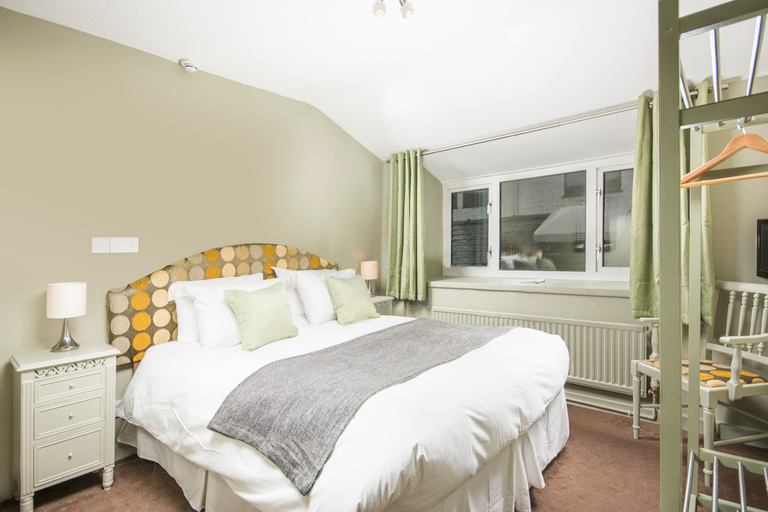 Bedroom 2, Castle Hotel, Carmarthenshire