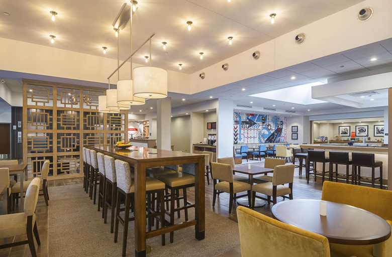 Food & Drinks 5, Hampton Inn Chicago North-Loyola Station, Cook