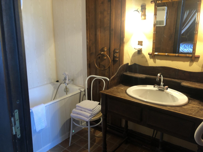 Bathroom 5, Auberge Le Renard'eau, Côte-d'Or