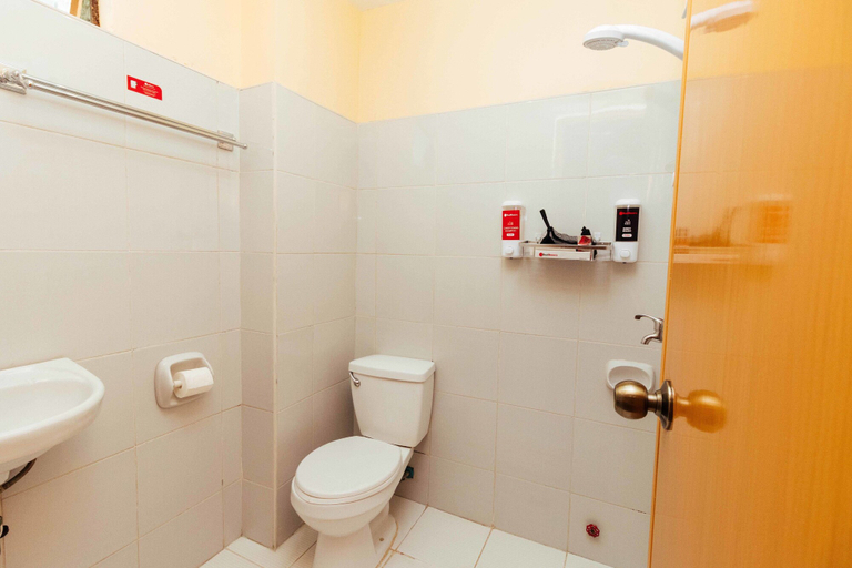 Bathroom 4, RedDoorz near Little Tokyo Makati, Makati City
