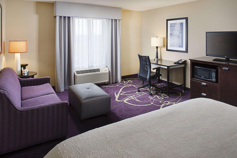 Bedroom 3, Hampton Inn & Suites Lansing West, Eaton