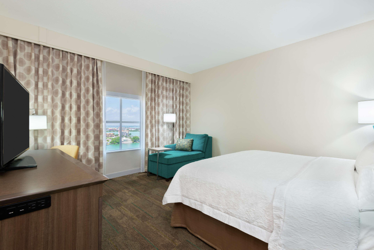 Bedroom 4, Hampton Inn & Suites Clearwater Beach, Pinellas