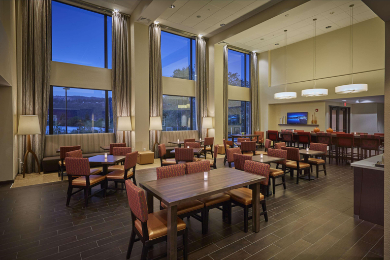 Food & Drinks 5, Hampton Inn and Suites Hood River, OR, Hood River