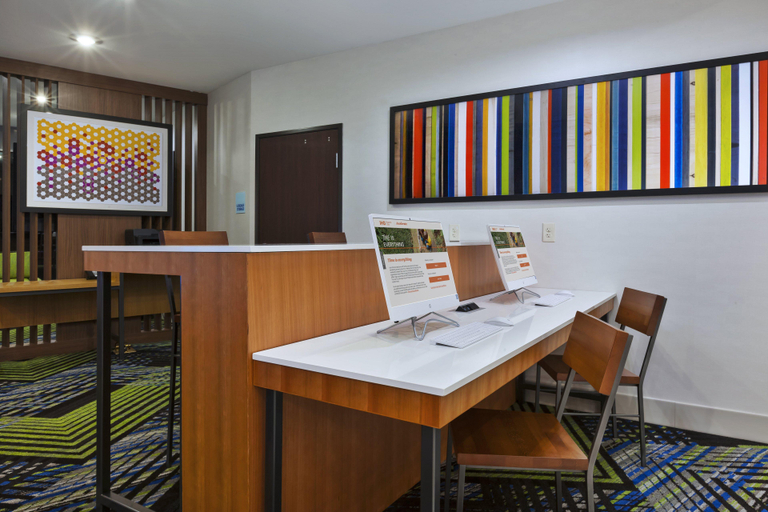 Exterior & Views 4, Holiday Inn Express & Suites PAINESVILLE - CONCORD, Lake