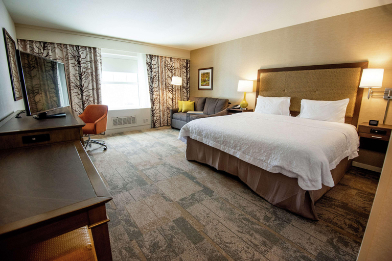 Bedroom 4, Hampton Inn & Suites Manchester, Bennington