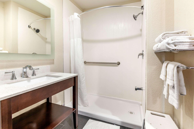 Bathroom 5, Quality Inn New London, Waupaca