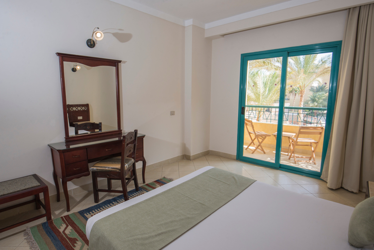 Bedroom 3, Zahabia Hotel & Beach Resort, Al-Ghurdaqah