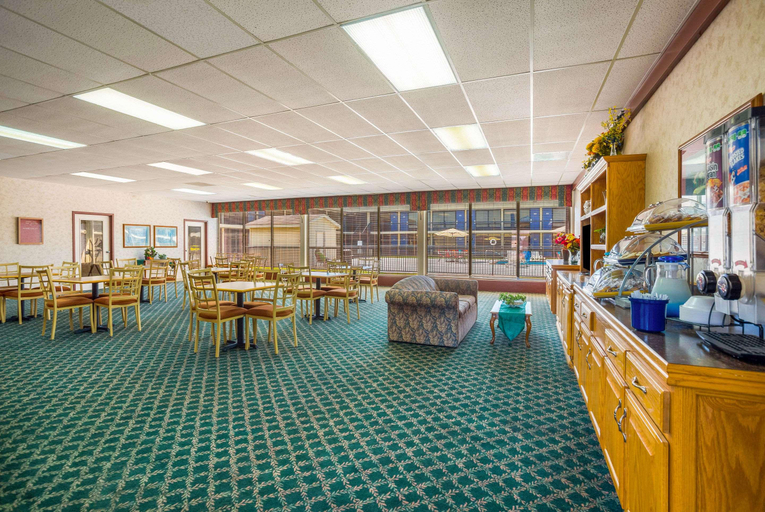 Food & Drinks 5, Econo Lodge Cave City, Barren