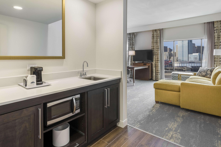 Bedroom 4, Hampton Inn & Suites Newport/Cincinnati, Campbell