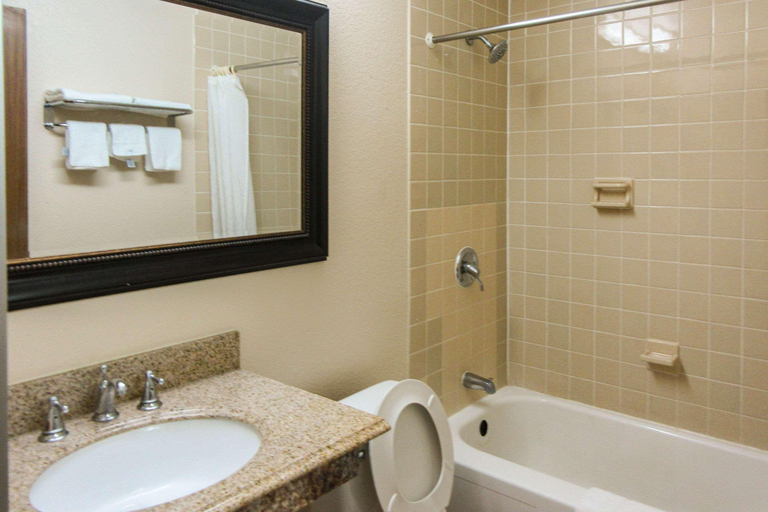 Bathroom 4, Executive inn, Muskingum